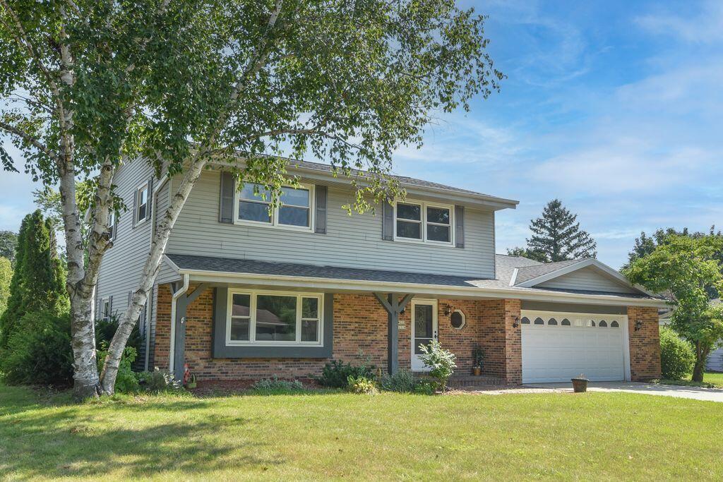 W223N2314 Meadowood Ln, Pewaukee, WI 53186