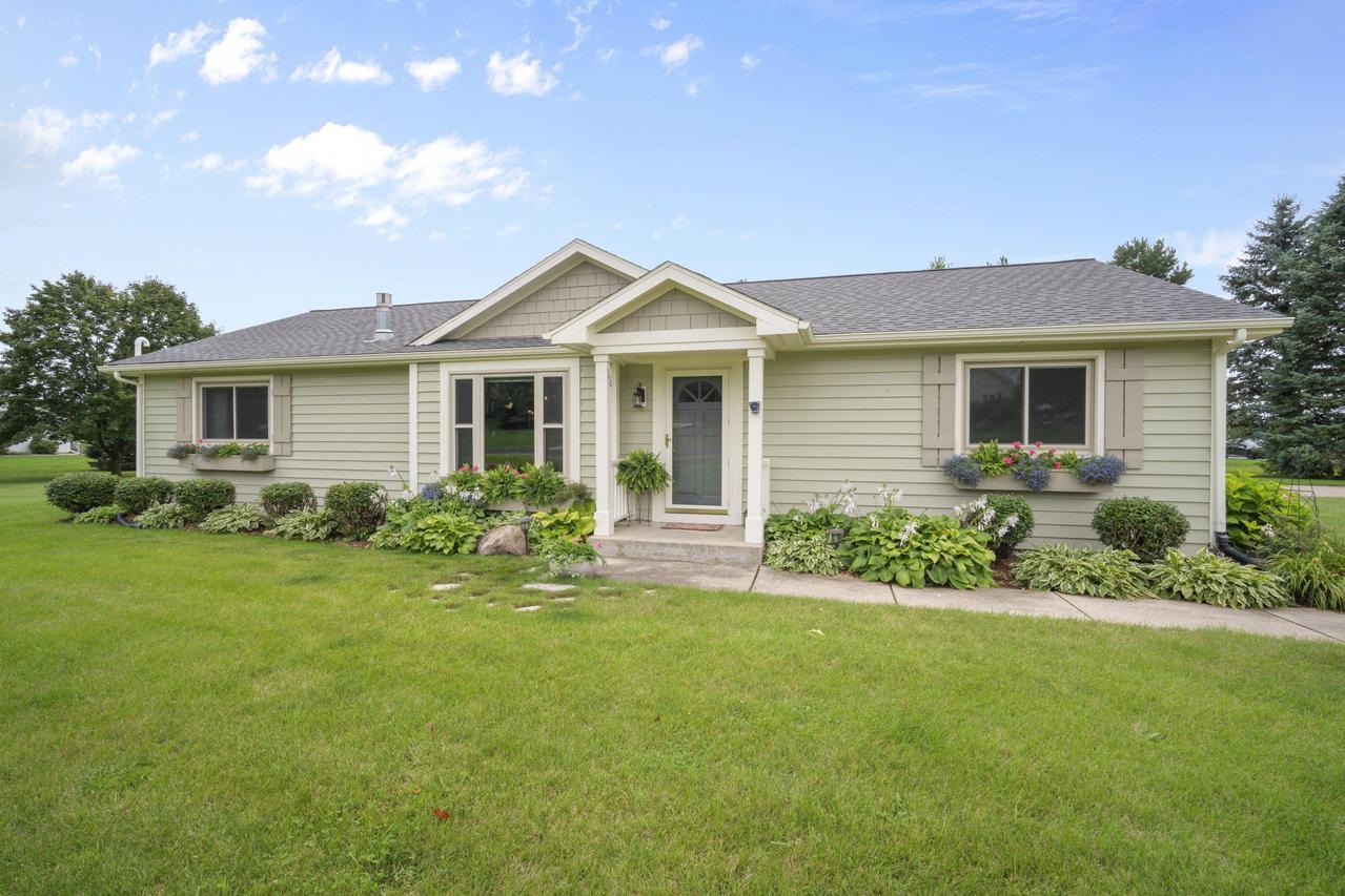 W257S4628 Wood Lilly Ln, Waukesha, WI 53189