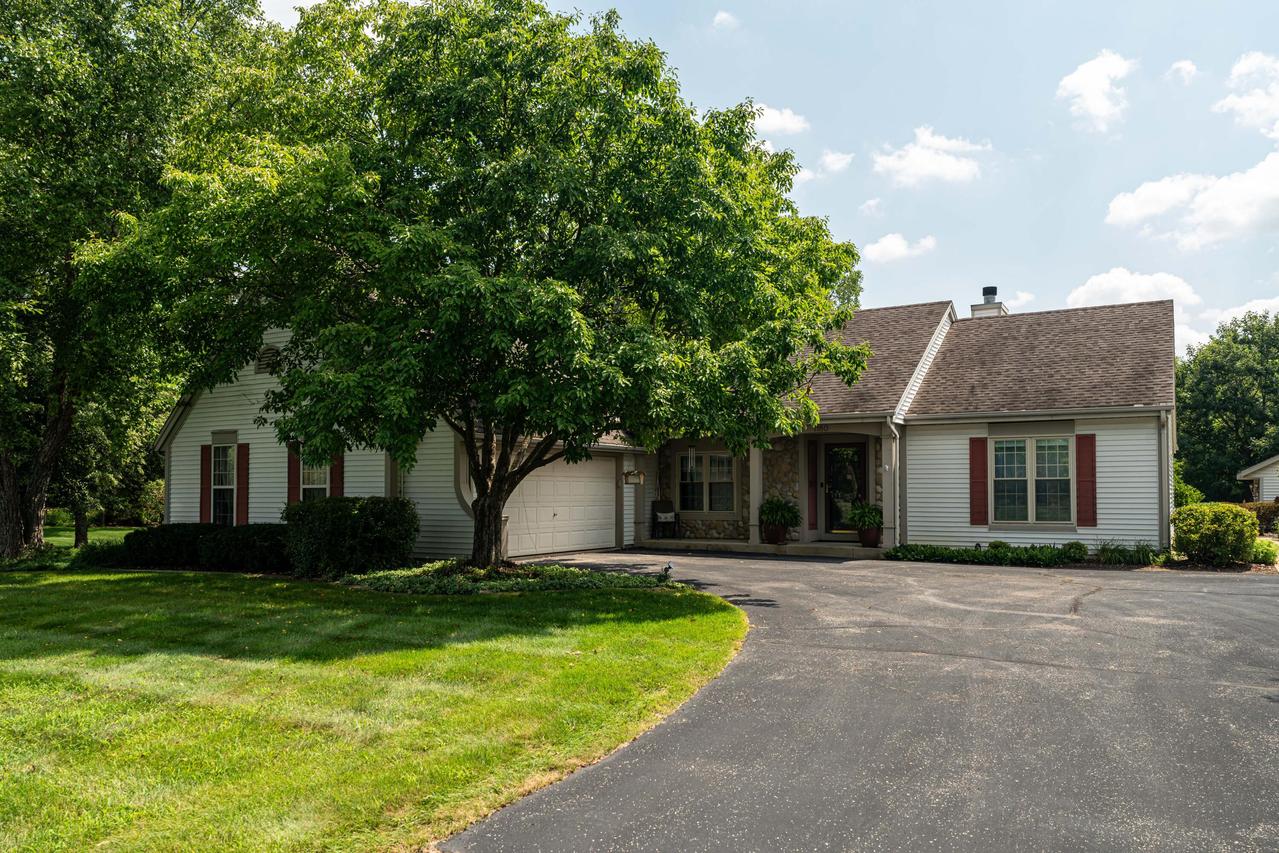 1180 S Opengate Ct, Summit, WI 53066