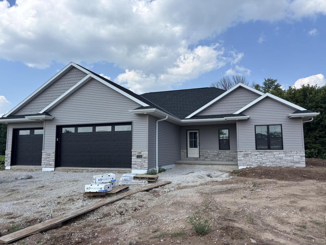7232 Ridgeway Ln, Manitowoc, WI 54220