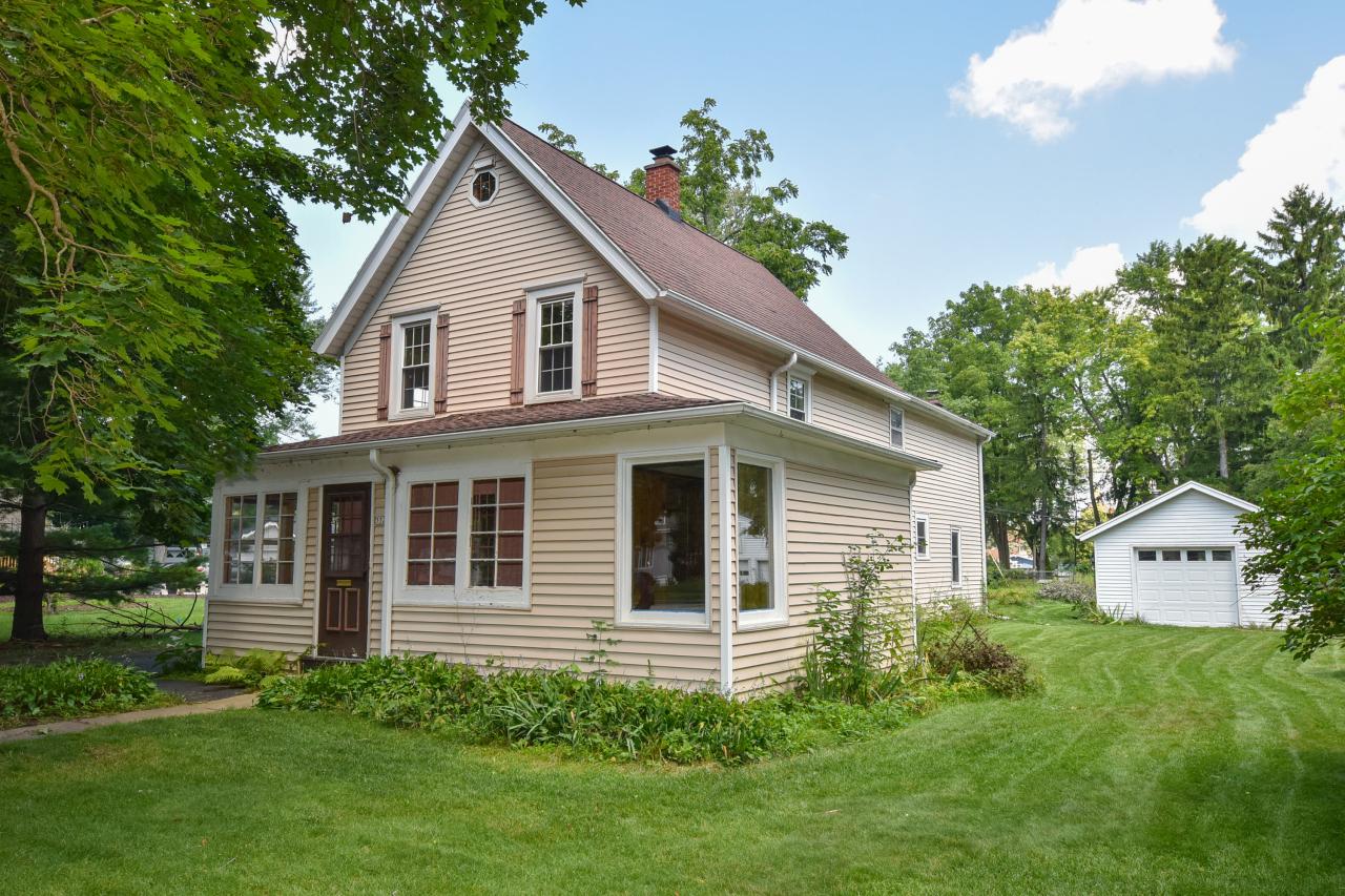 552 E Capitol Dr, Hartland, WI 53029