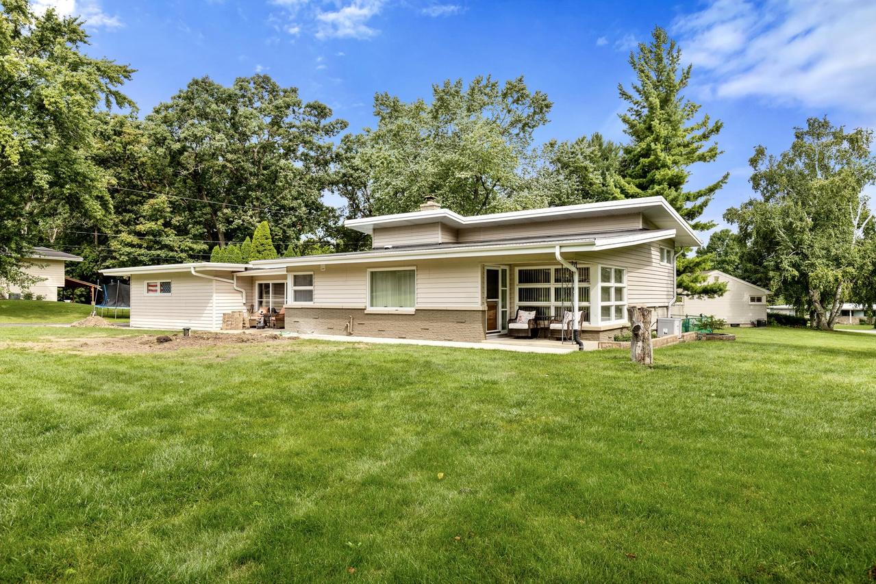11310 Haleco Ln, Hales Corners, WI 53130