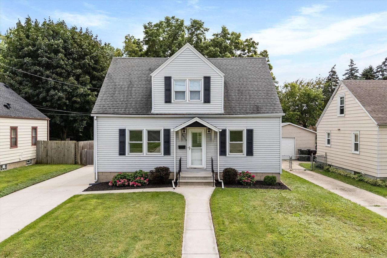 2939 E Norwich Ave, Saint Francis, WI 53235