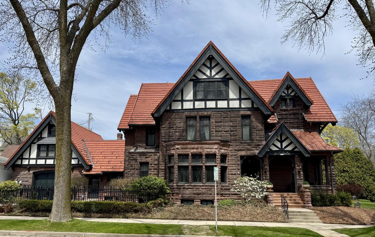 2701 N Lake Dr, Milwaukee, WI 53211
