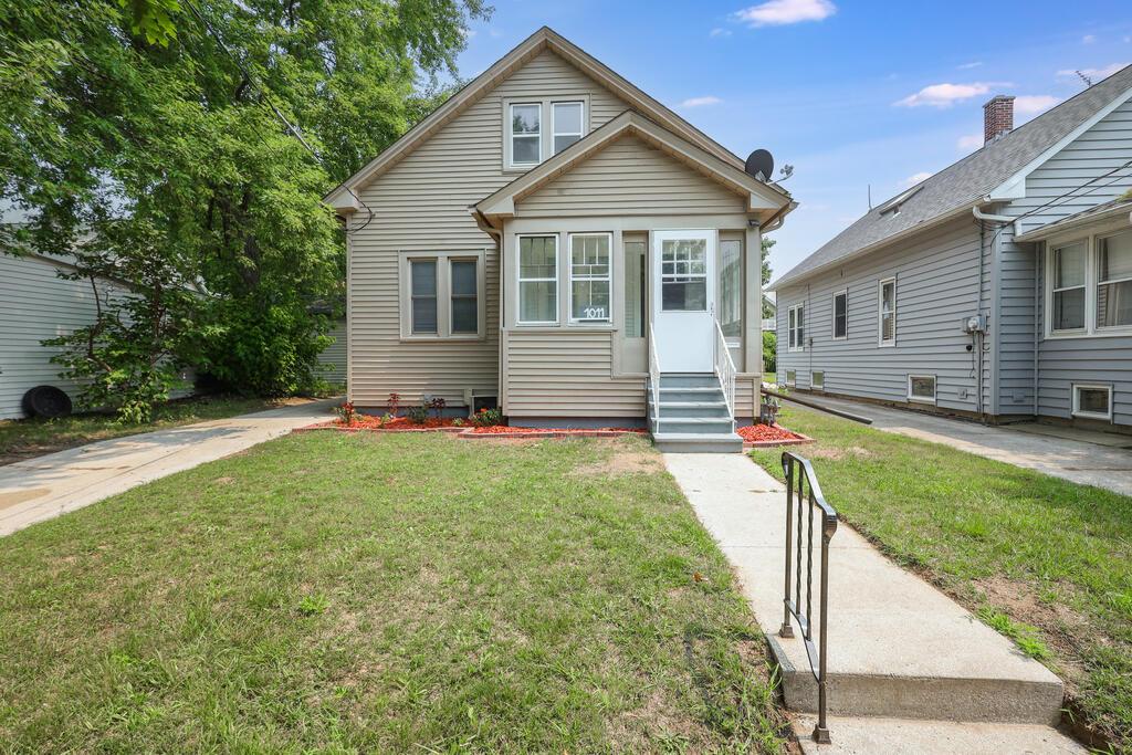 1011 S 25th St, Manitowoc, WI 54220