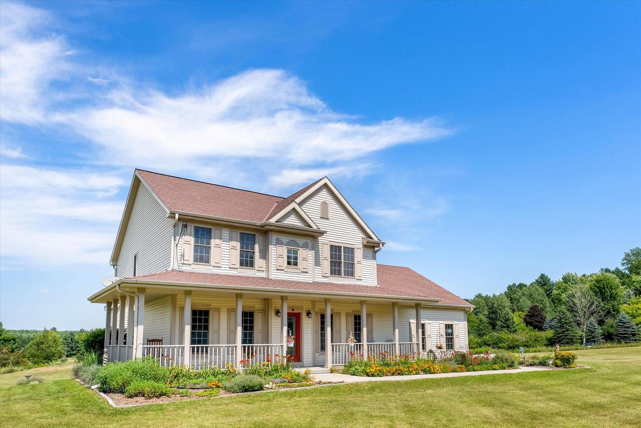 2080 St Patrick Cir, Erin, WI 53027