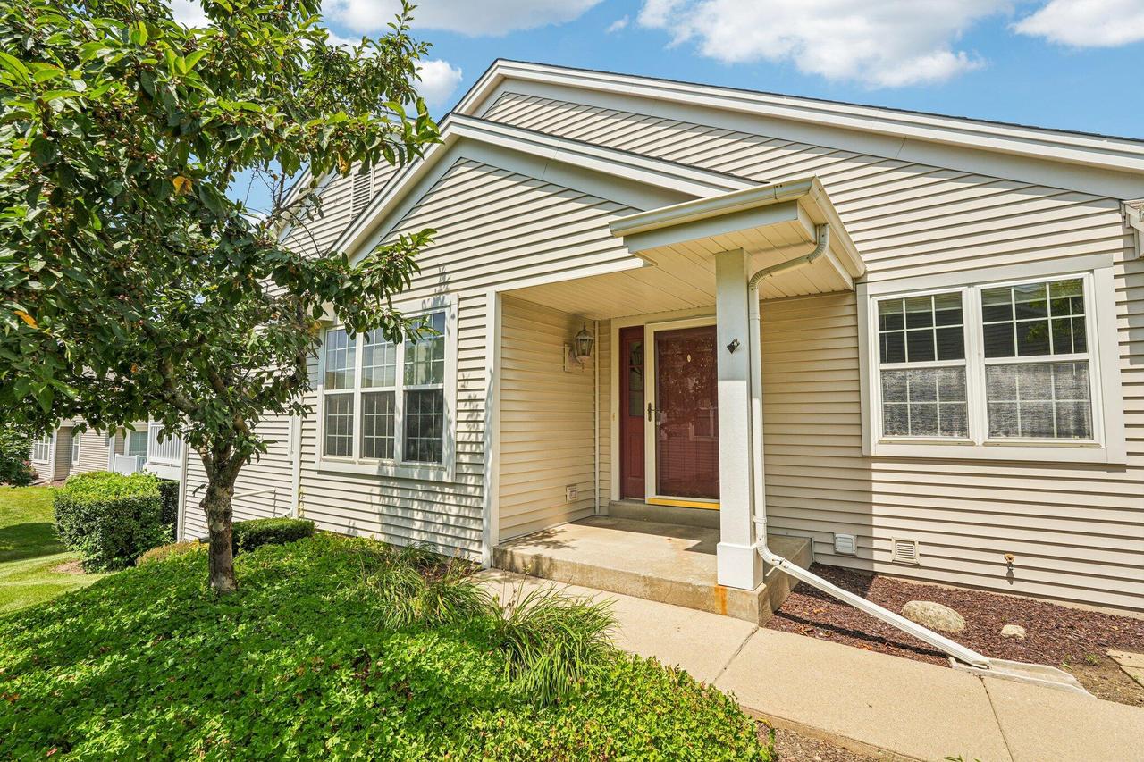 616 Ravenwood Ct #A, Waterford, WI 53185