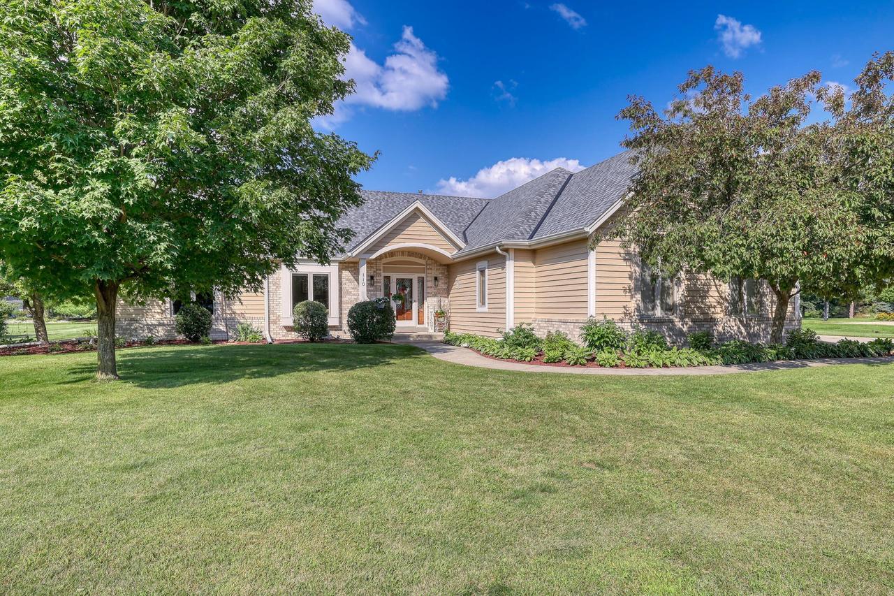 110 Long Meadow, Hartland, WI 53029