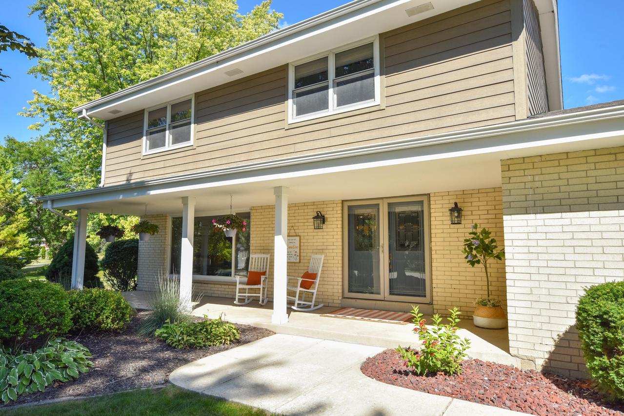 737 Cambridge Ct, Grafton, WI 53024