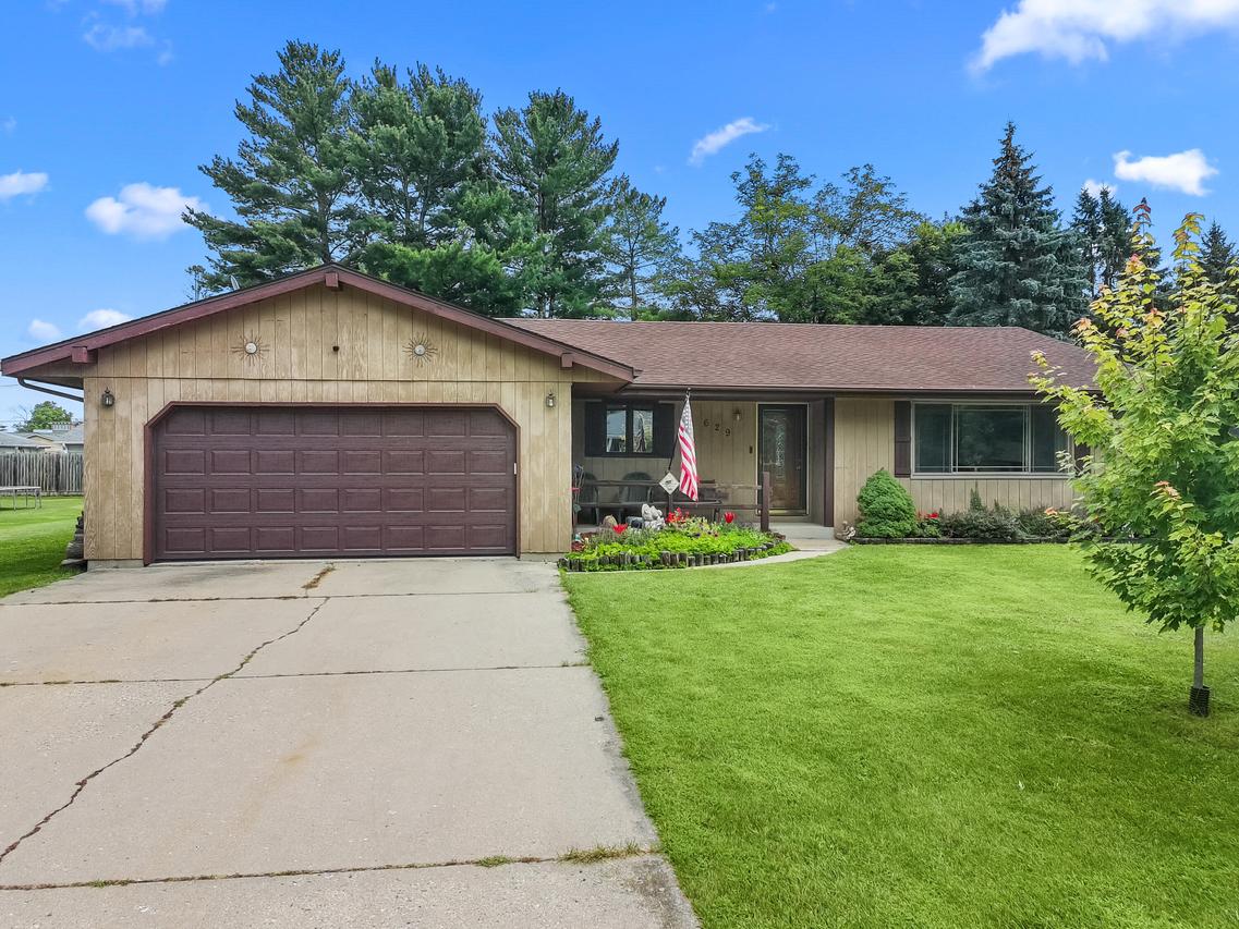 629 W Estate Ct, Elkhorn, WI 53121