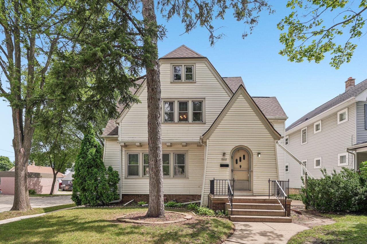 2200 S 65th St #2202, West Allis, WI 53219