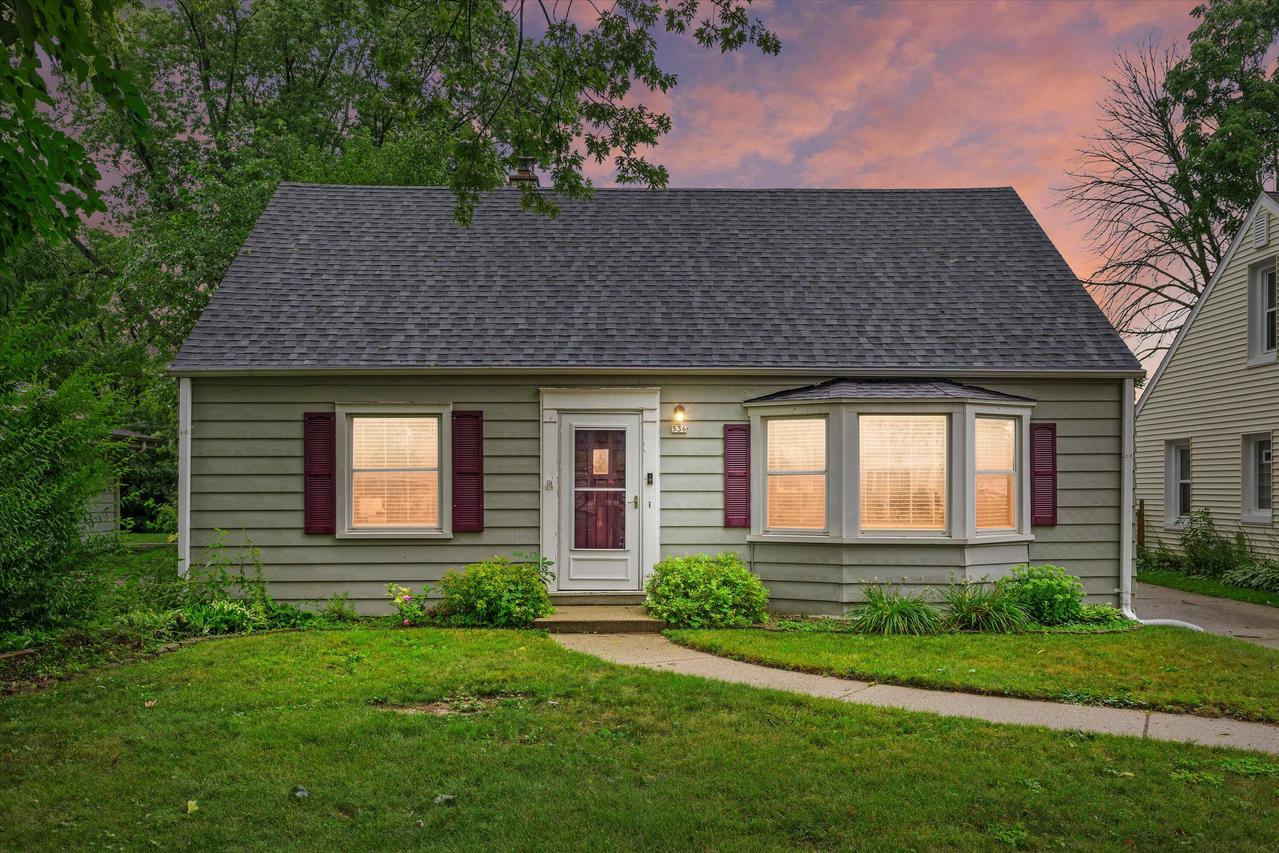 536 N 112th St, Wauwatosa, WI 53226