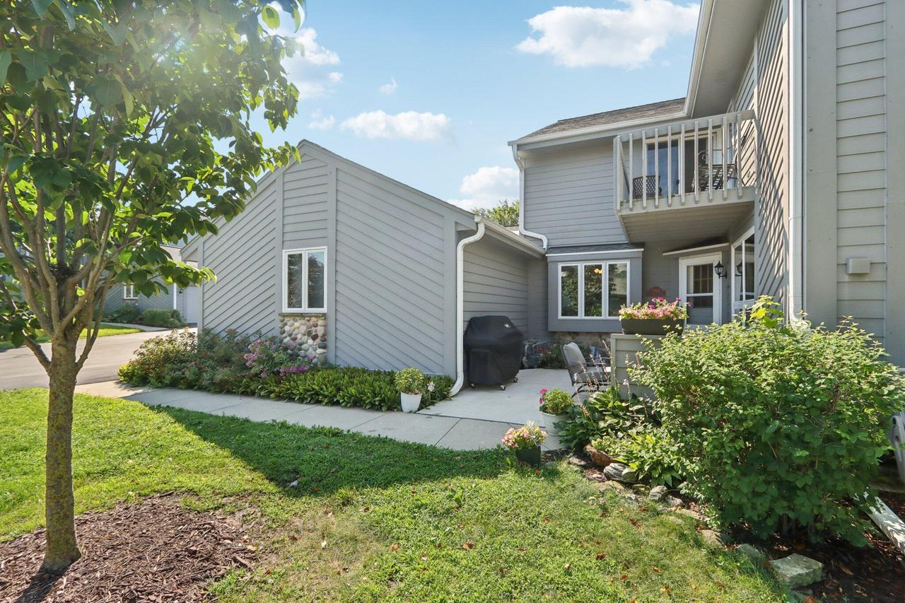 15665 W Brook Dr, New Berlin, WI 53151