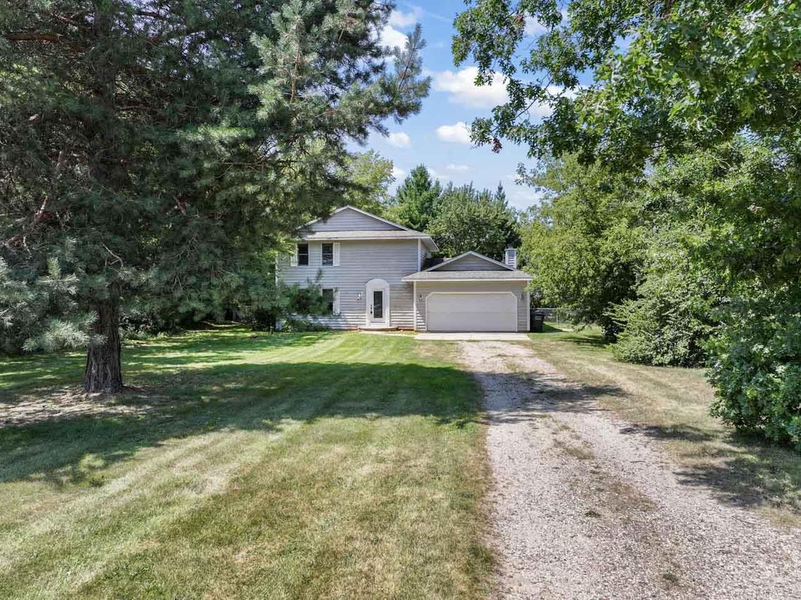 9750 296th Ave, Salem Lakes, WI 53168