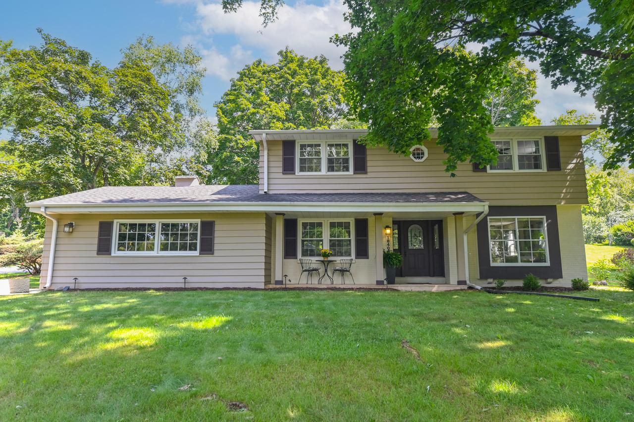 18400 Tamarack Dr, Brookfield, WI 53045