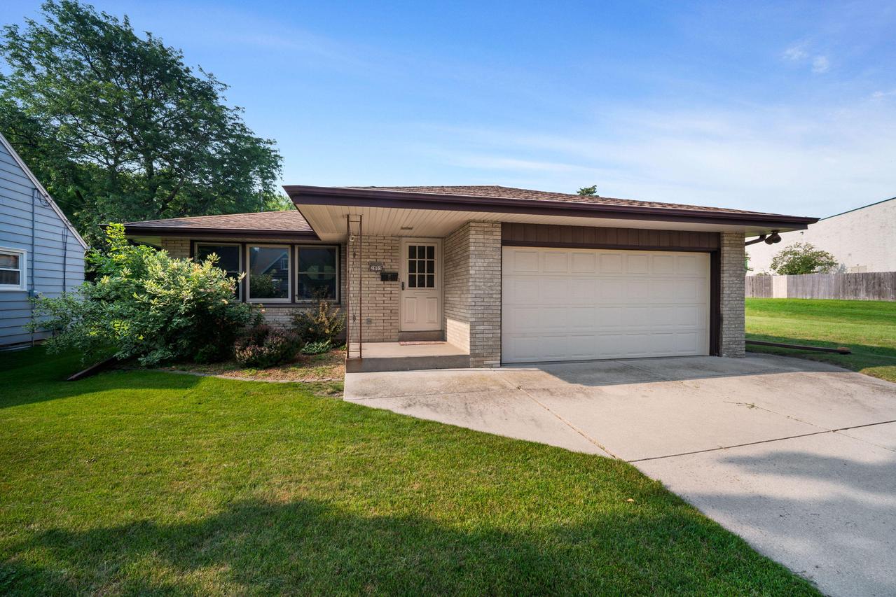 2805 E Cudahy Ave, Saint Francis, WI 53235