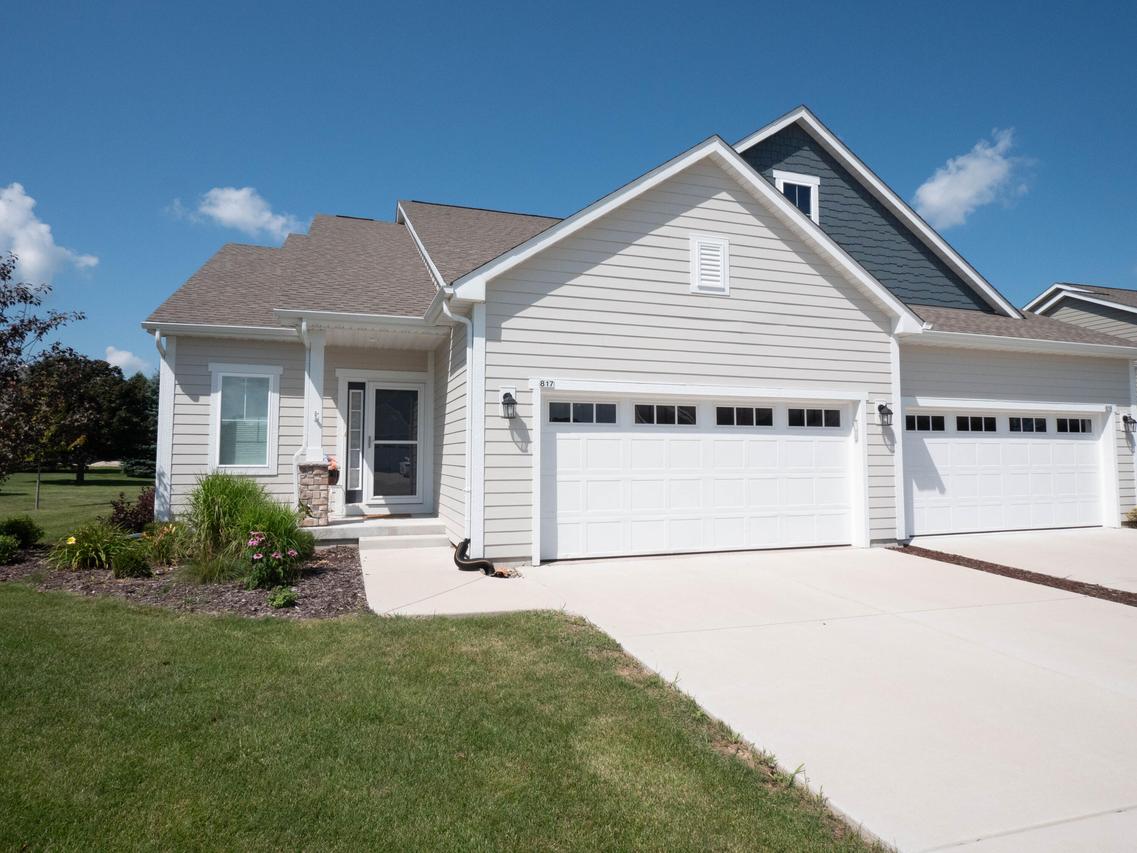 817 Bridlewood Dr, Hartford, WI 53027