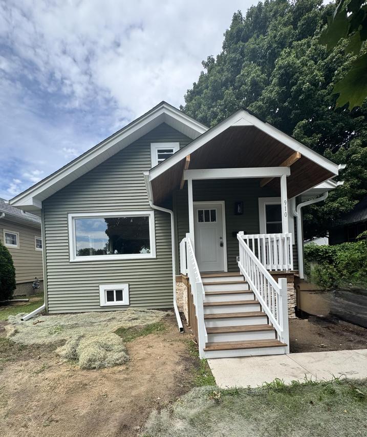 910 76th St, Kenosha, WI 53143