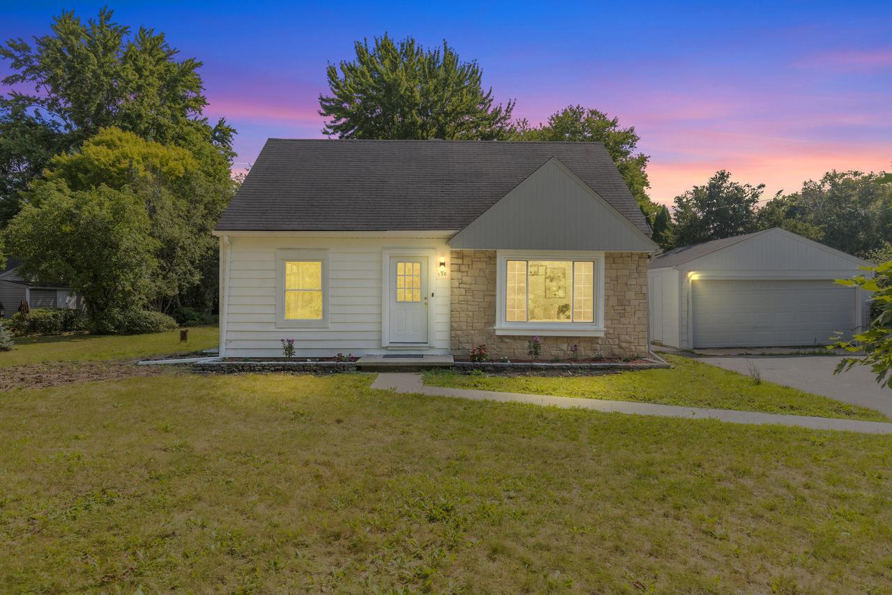 550 N Riverside Dr, Saukville, WI 53080