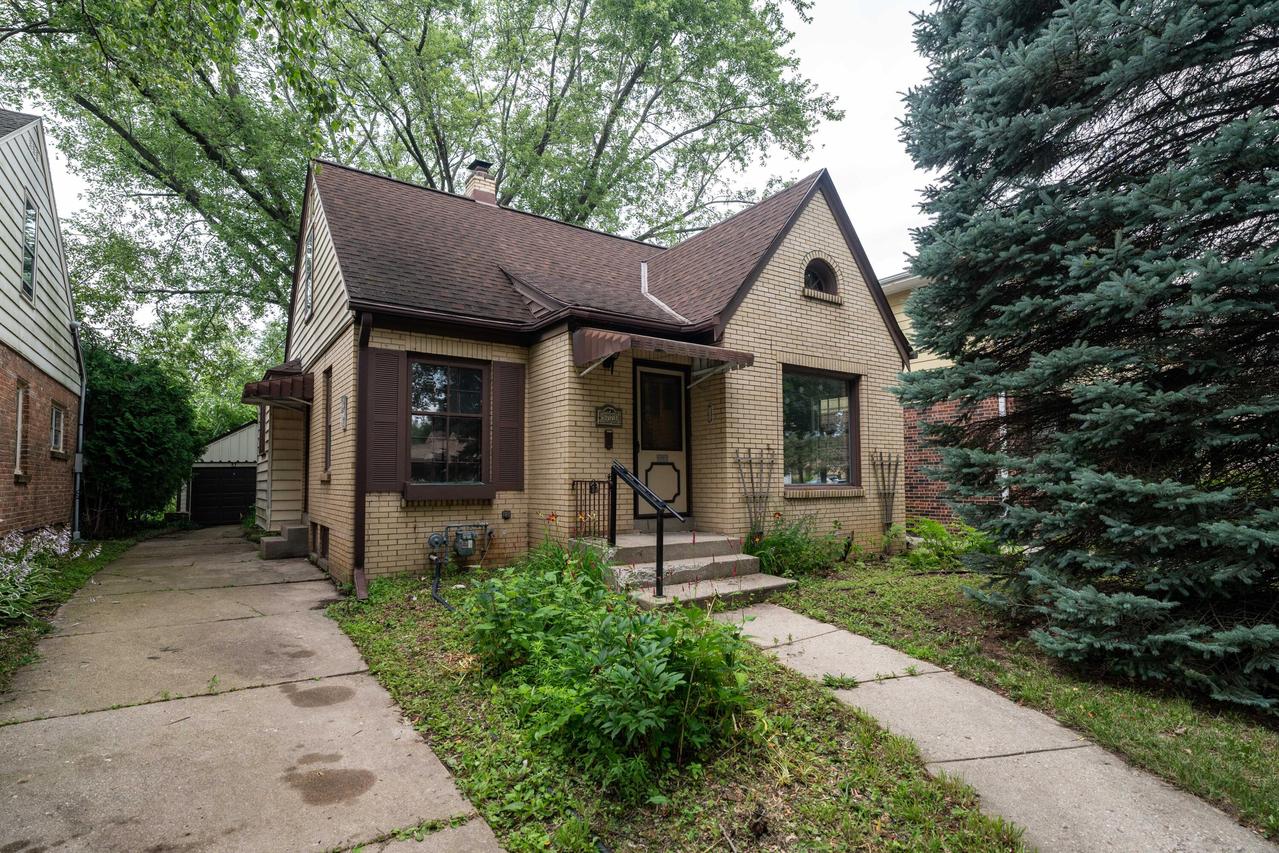 5771 N Ames Ter, Glendale, WI 53209