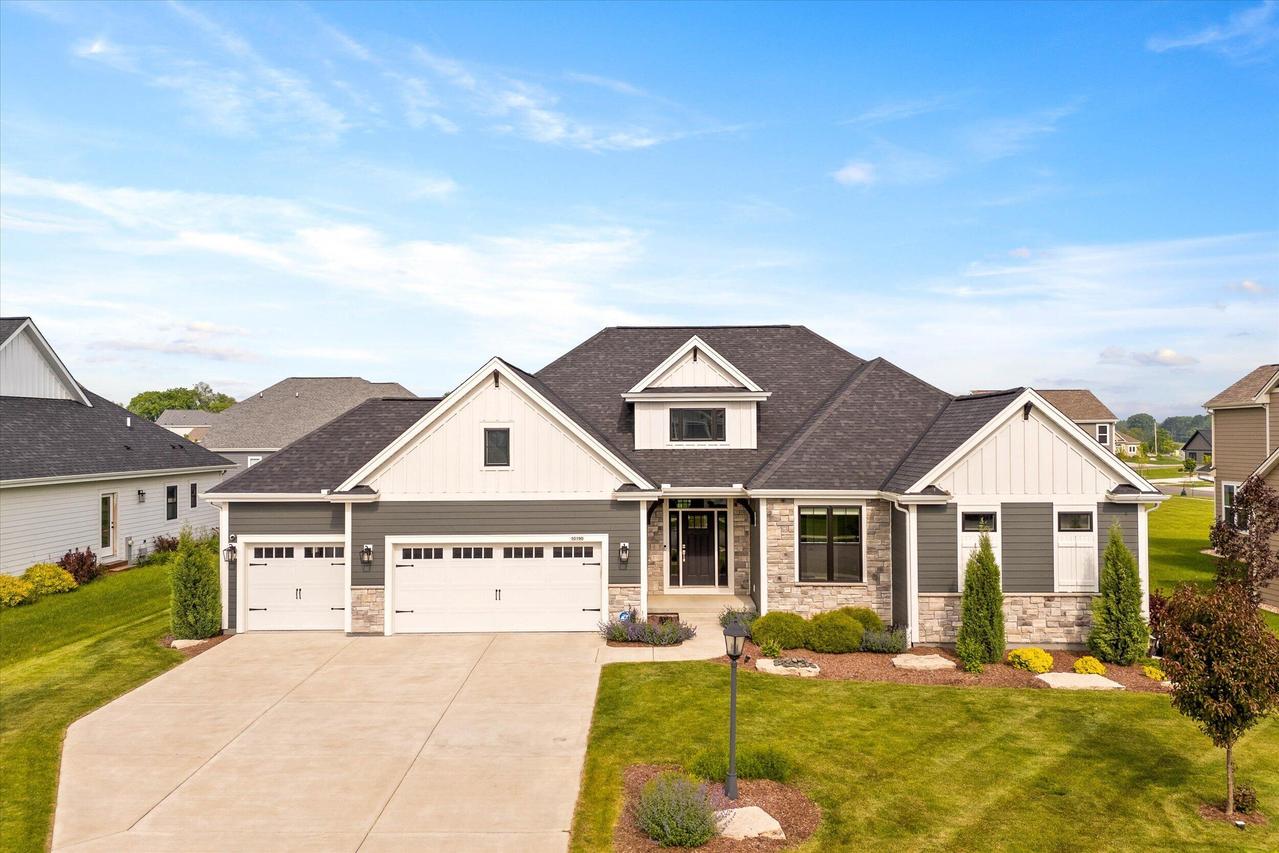 10190 S Woodside Ct, Franklin, WI 53132