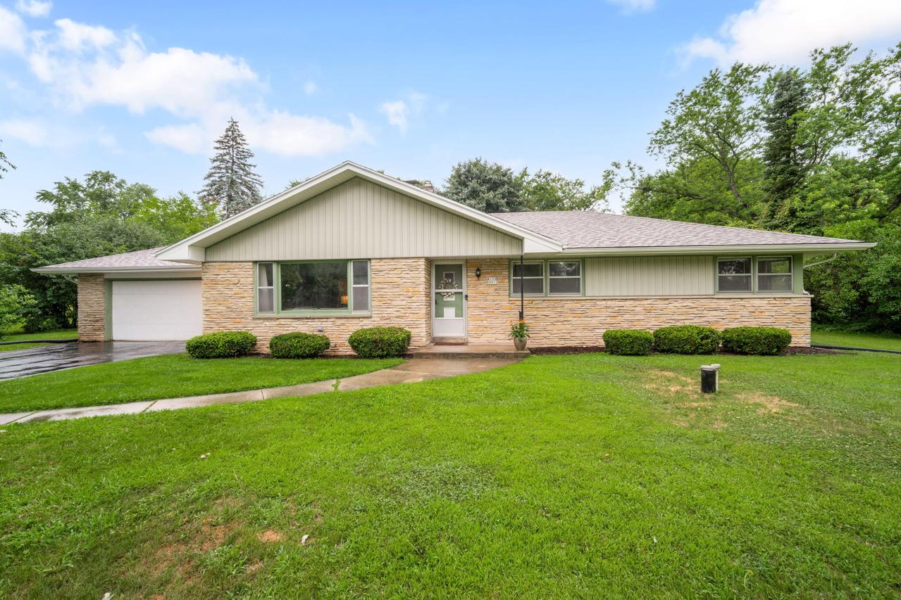 W199N9511 Wellington Dr, Menomonee Falls, WI 53051