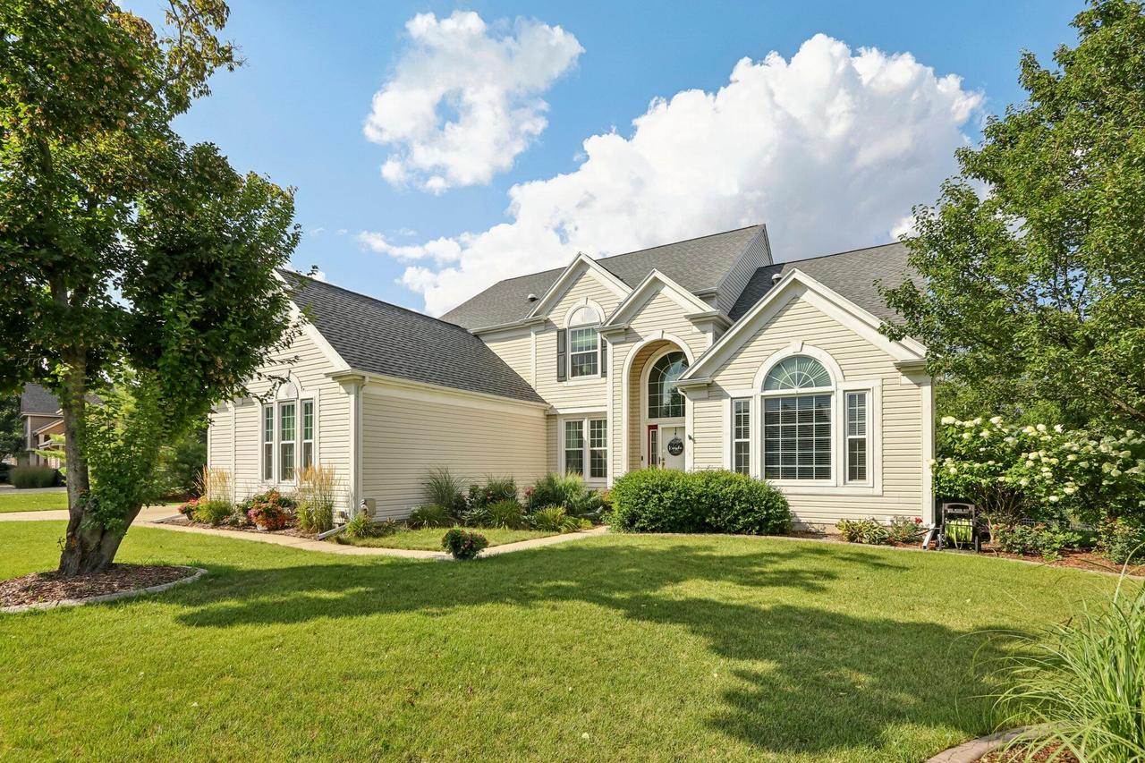 N66W14402 Ash Dr, Menomonee Falls, WI 53051