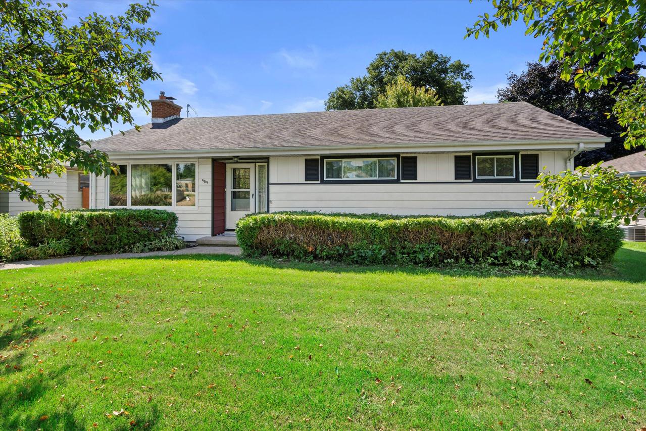 909 N Moreland Blvd, Waukesha, WI 53188