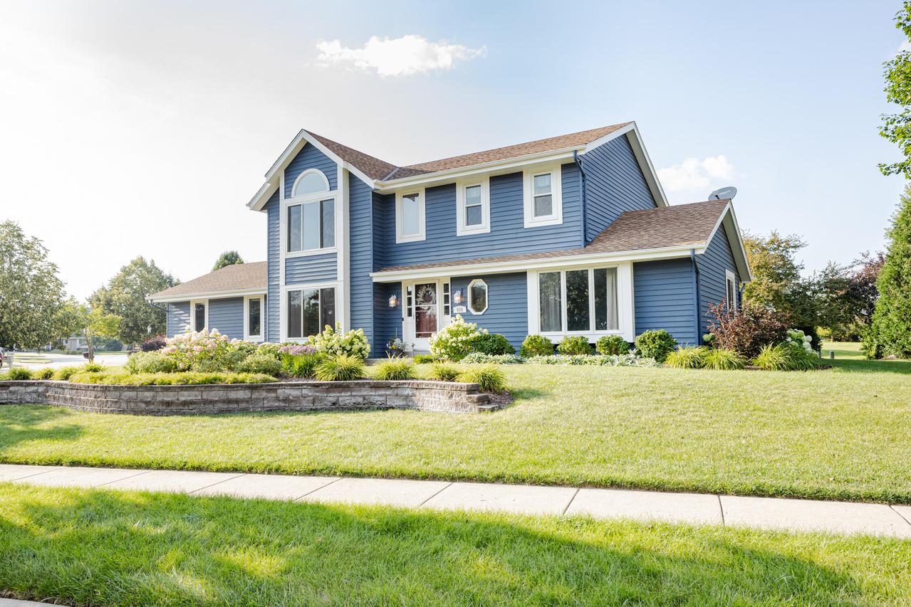 858 Laureate Dr, Pewaukee, WI 53072