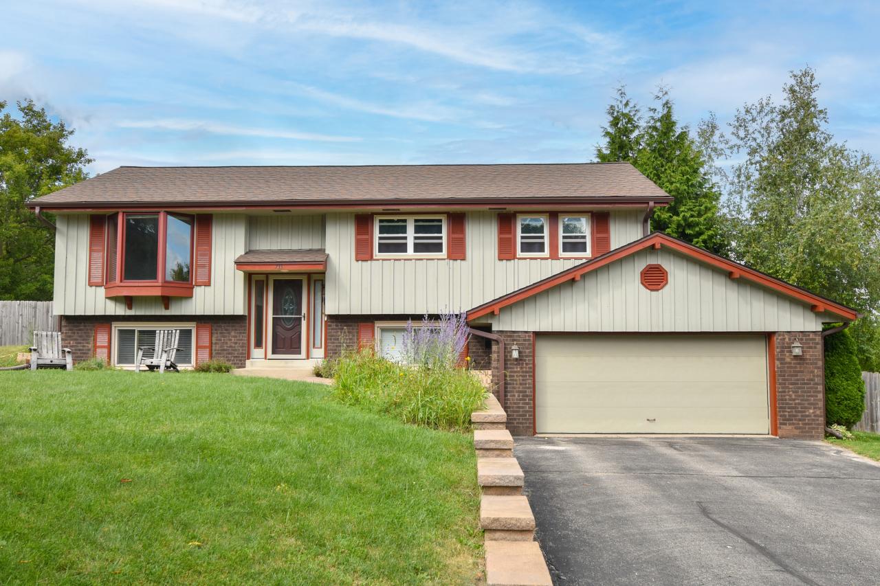 733 Cardiff Ct, Hartland, WI 53029