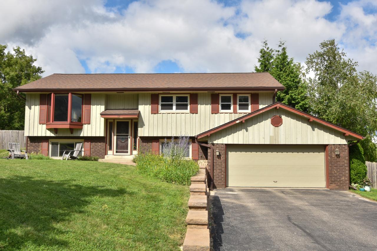 733 Cardiff Ct, Hartland, WI 53029