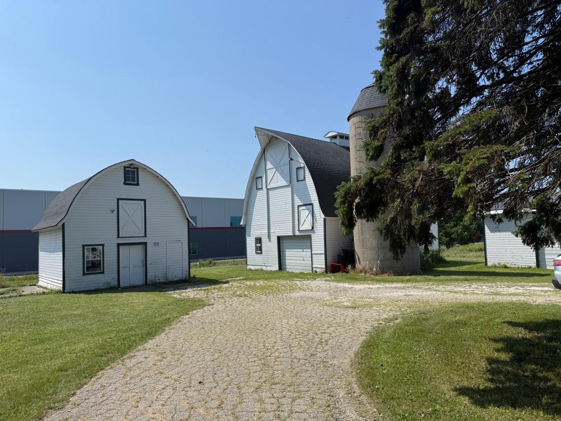 N15W24887 Bluemound Rd, Pewaukee, WI 53072