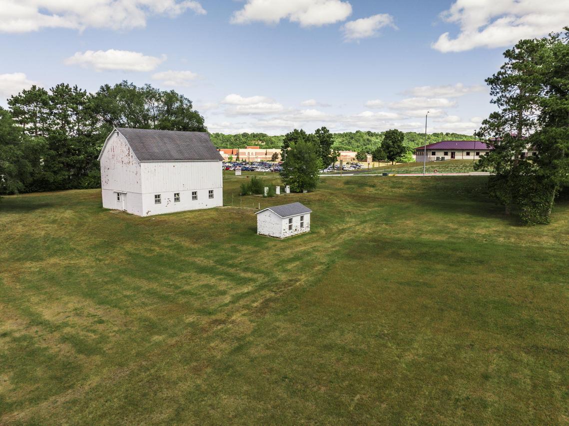 N6923 Briggs Rd, Holland, WI 54636
