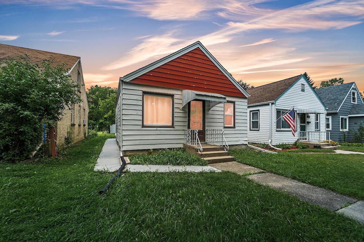 2329 S 77th St, West Allis, WI 53219