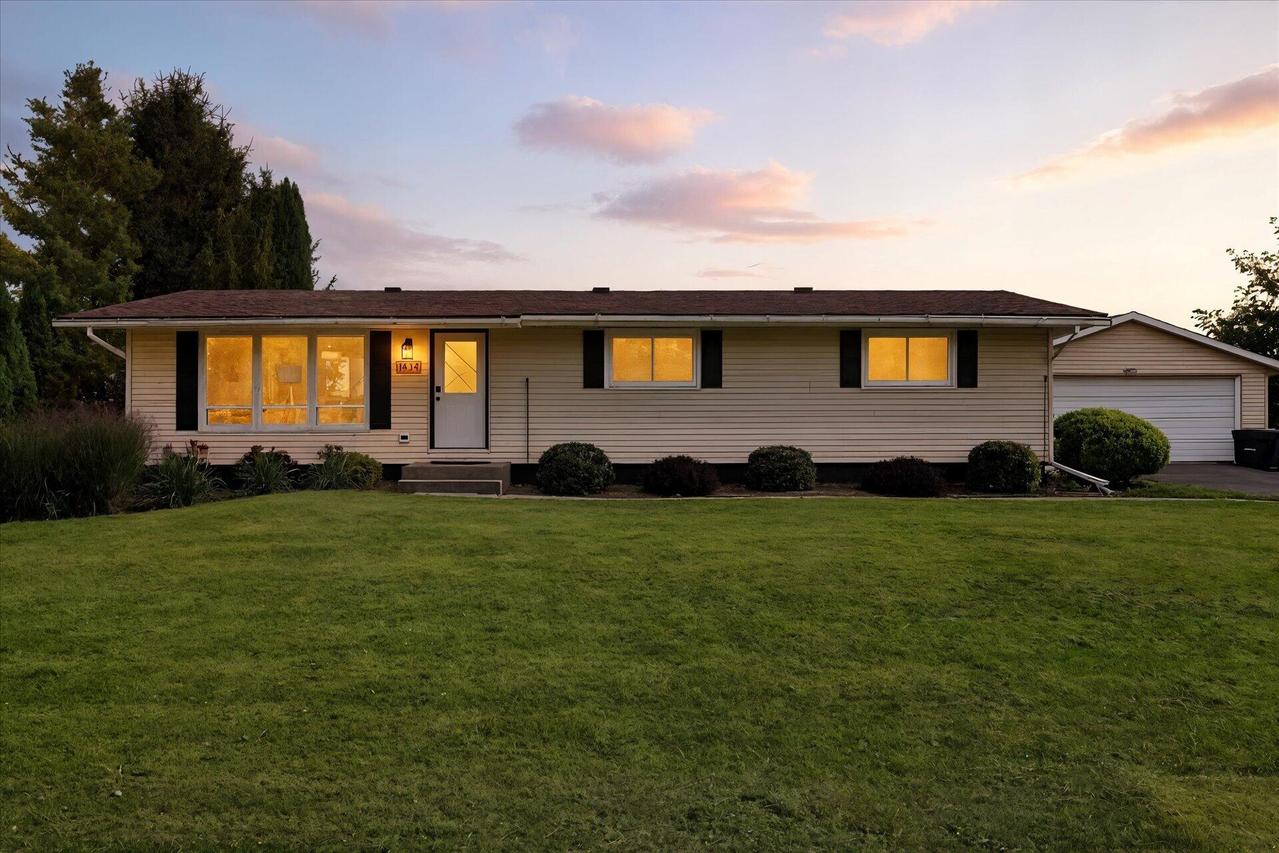 W1434 Cardiff Ln, Ixonia, WI 53036