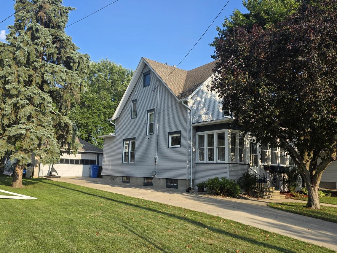 609 Park St, Watertown, WI 53098