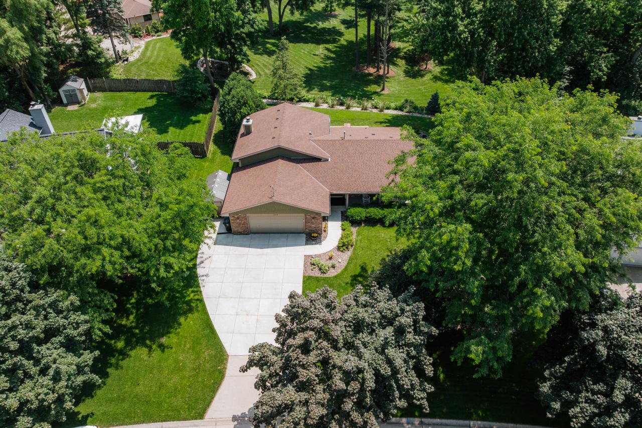 11115 W Drake Ln, Franklin, WI 53132
