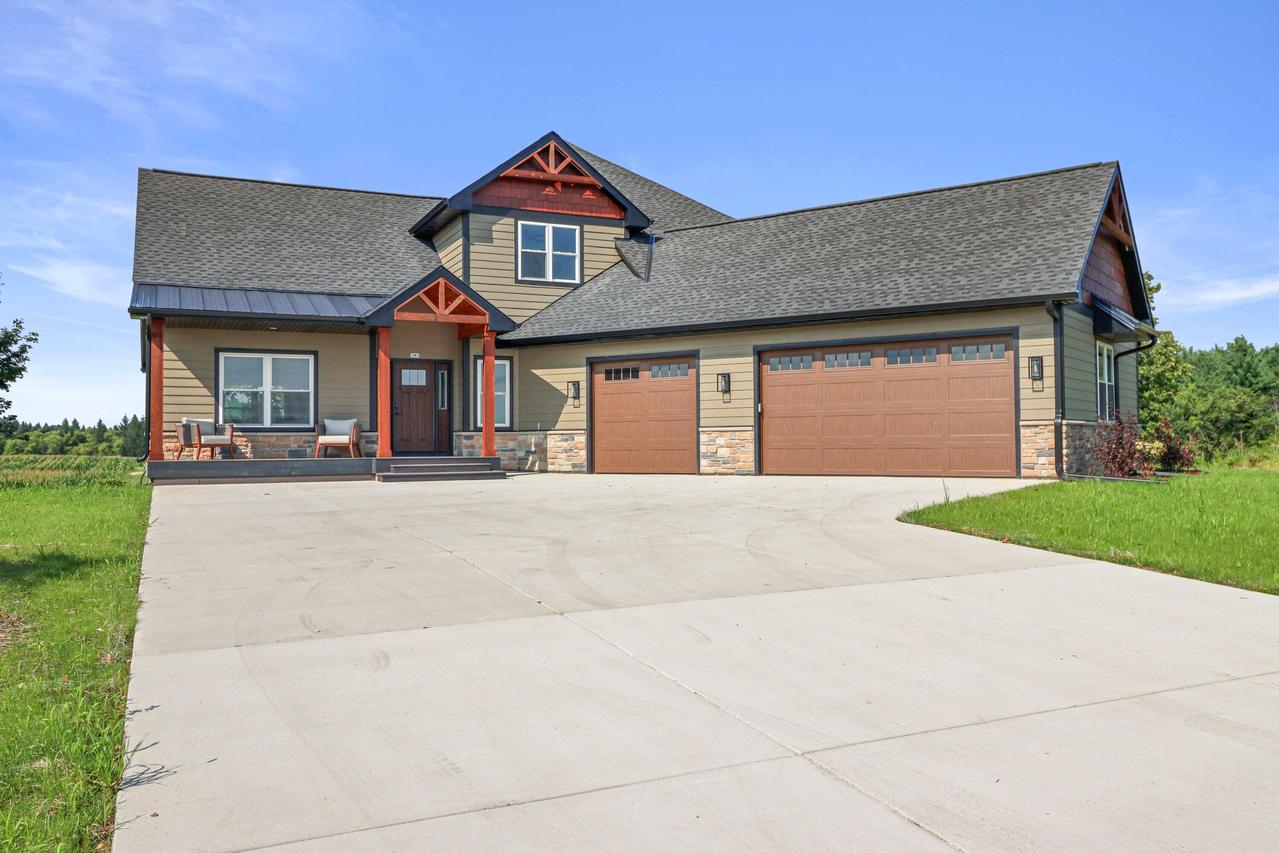 285 Sandstone St, Slinger, WI 53086