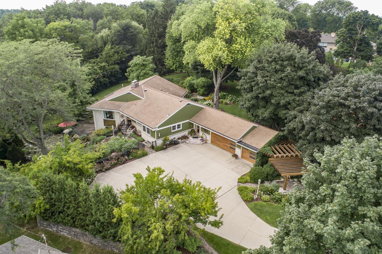S24W23052 Morningside Dr, Waukesha, WI 53186
