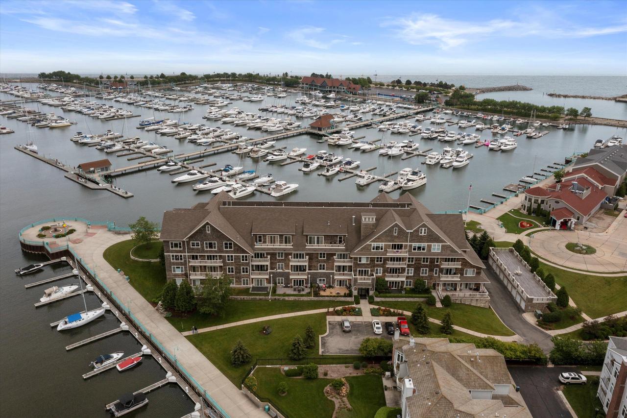 4 Gaslight Dr #210, Racine, WI 53403