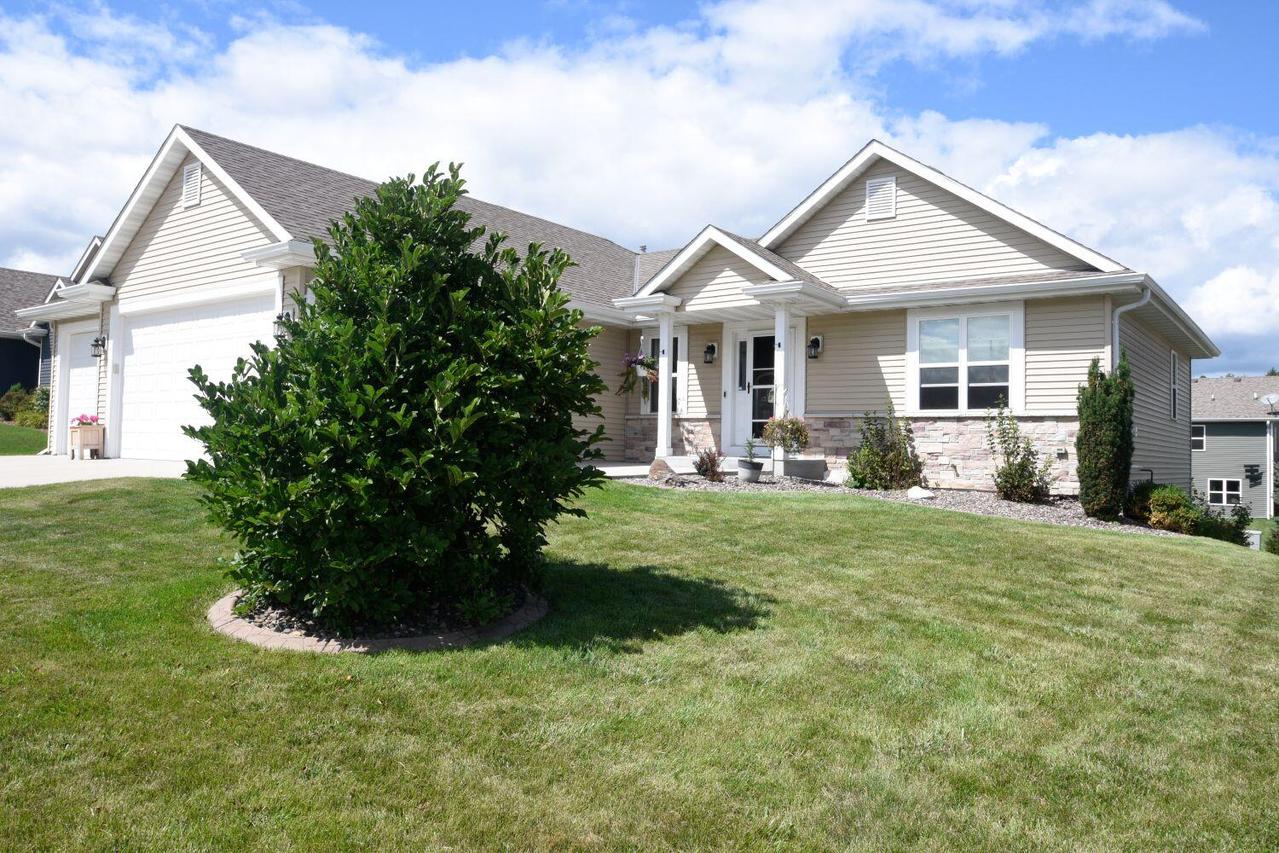 212 Owls Ln, Kewaskum, WI 53040
