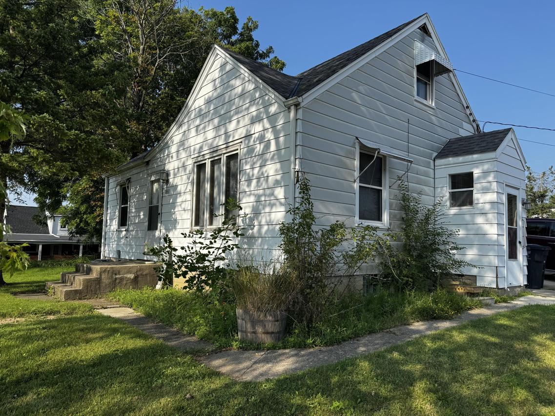 3860 S 39th St, Greenfield, WI 53221