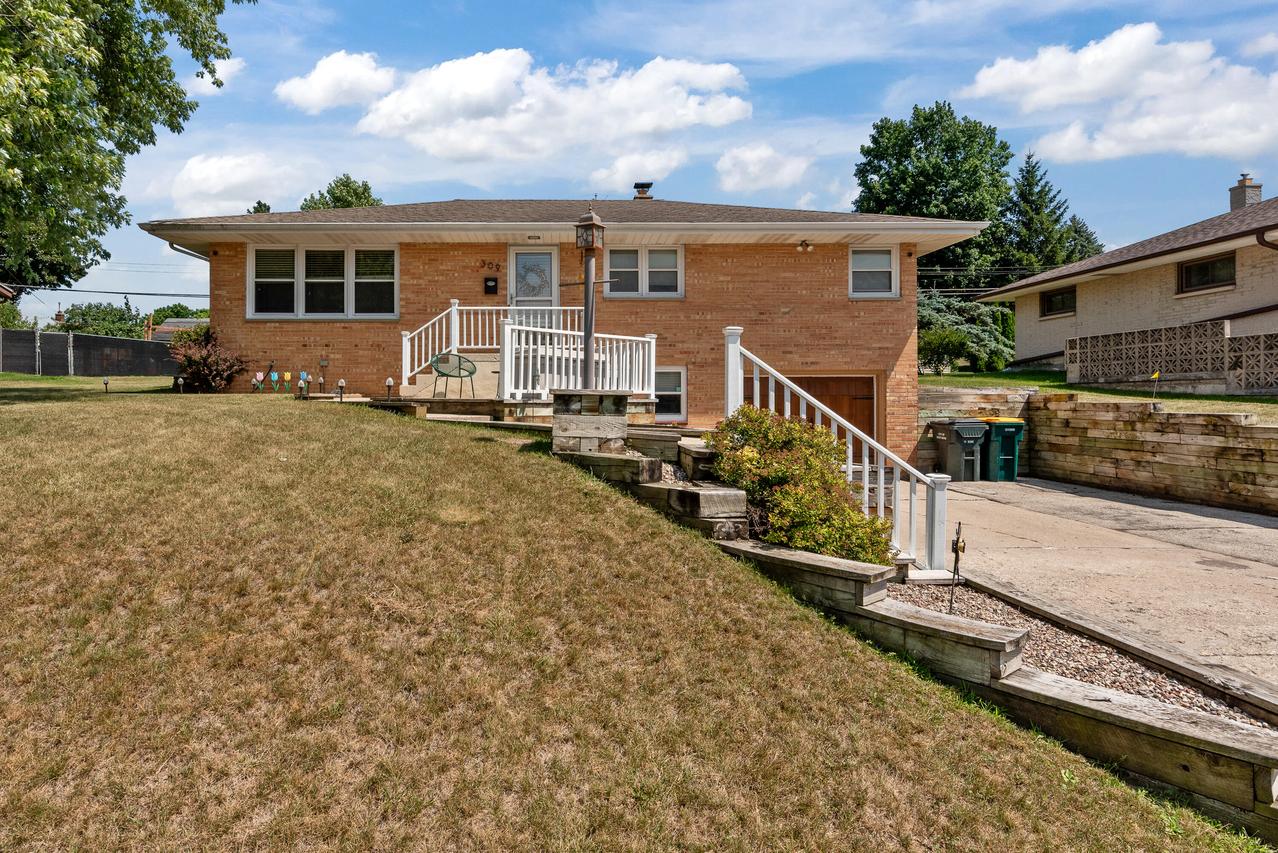 309 S 16th Ave, West Bend, WI 53095