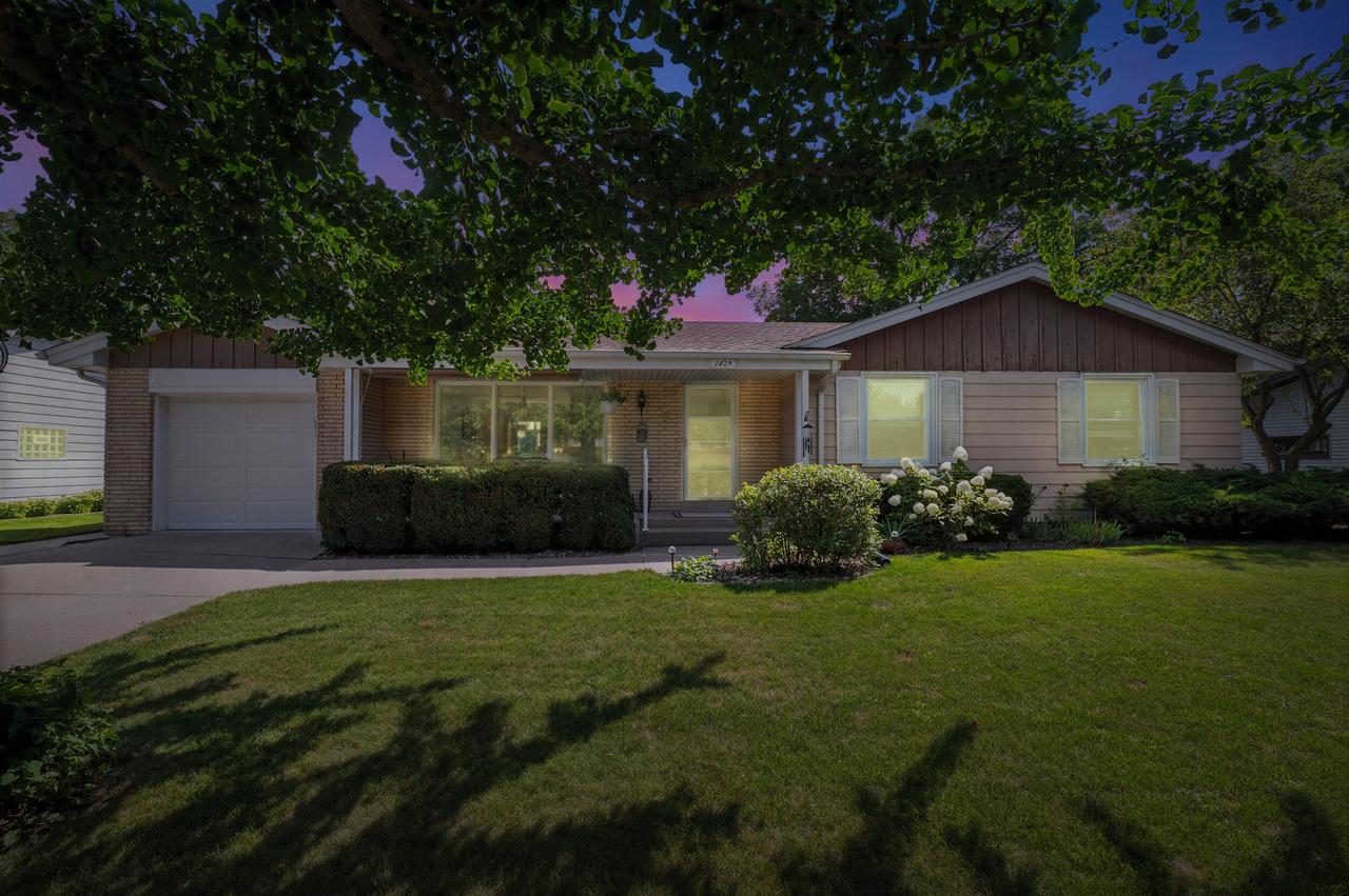 1429 Crabapple Dr, Racine, WI 53405