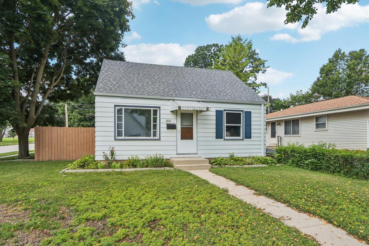 1035 S 111th Pl, West Allis, WI 53214