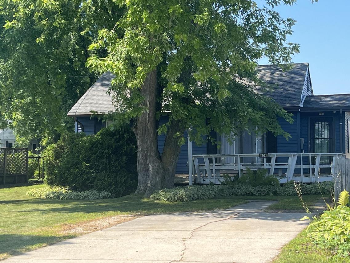 956 Circle Dr, Manitowoc, WI 54220