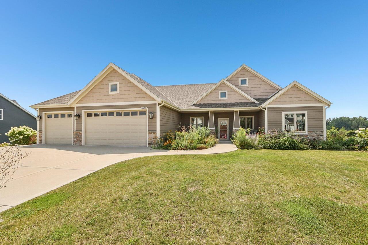 3627 Howell Oaks Dr, Waukesha, WI 53188