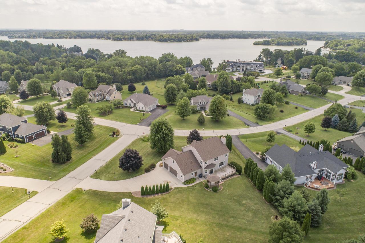 N66W34306 Primrose Cir, Oconomowoc, WI 53066