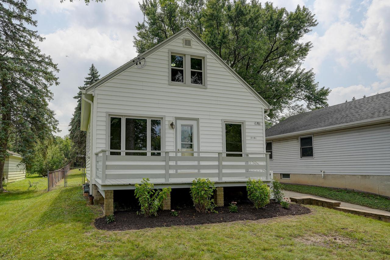 2101 W Goldcrest Ave, Milwaukee, WI 53221