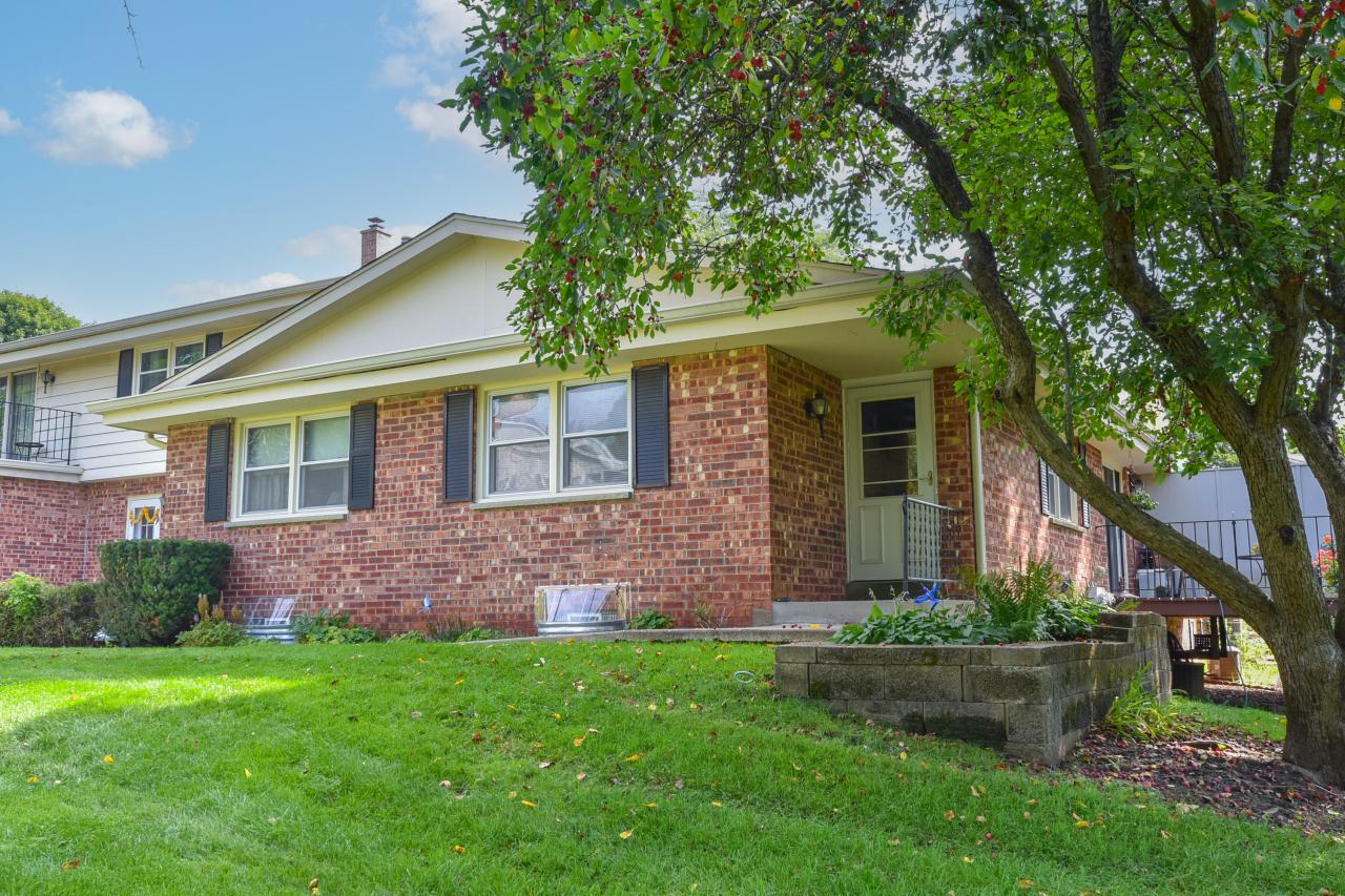 17725 Nassau Dr, Brookfield, WI 53045
